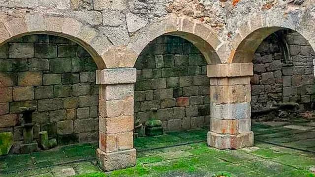 Ruinas del Claustro del Convento de San Francisco - Destino Castilla y León