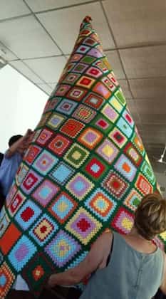 Árbol de ganchillo de Fuenterrebollo – Imagen del grupo Tarde de Labores