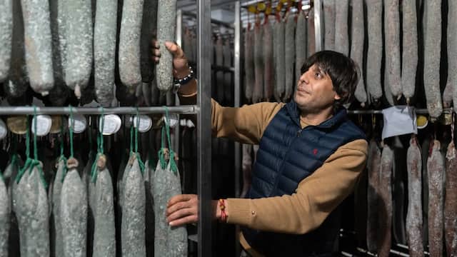 Curadero de salchichones y chorizos de Embutidos Puente Robles - Imagen de Enfoque Zamora