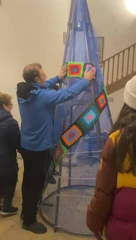 Dándole forma al Árbol de Navidad a ganchillo de Moradillo de Roa - Imagen del Ayto. de Moradillo de Roa