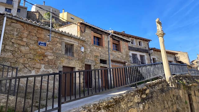 Niveles de bodegas sobre la roca en la que se asienta Fermoselle - Destino Castilla y León