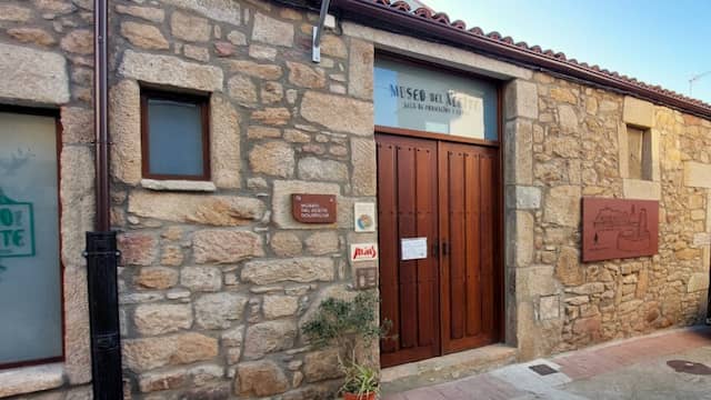 Puerta de acceso al Museo del Aceite de Fermoselle, una antigua almazara - Imagen del Museo
