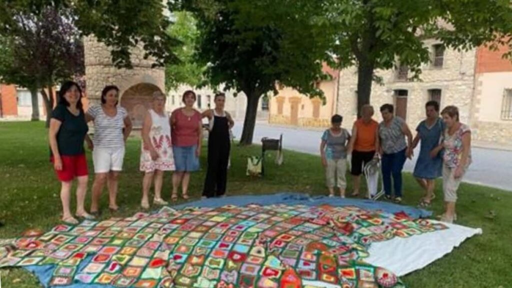Tejedoras montando el tapiz - Imagen del grupo de Trabajo