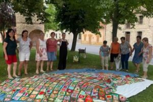 Tejedoras montando el tapiz - Imagen del grupo de Trabajo