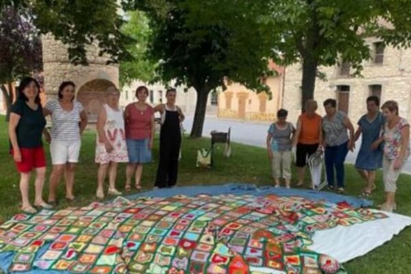 Tejedoras montando el tapiz - Imagen del grupo de Trabajo