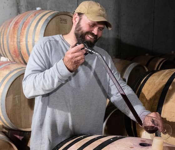 Thyge Benned Jensen, "Chus"; trabajando en sus vinos - Imagen de Directo al Paladar