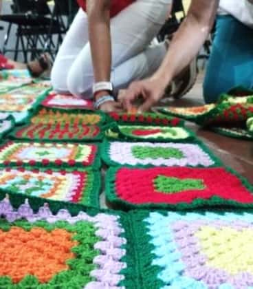 Uniendo los cuadros de ganchillo - Imagen del grupo Tarde de Labores