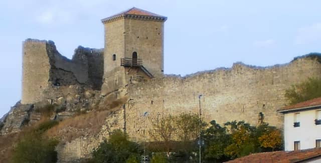 Castillo en ruinas de Santa Gadea del Cid - Imagen cc Wikipedia