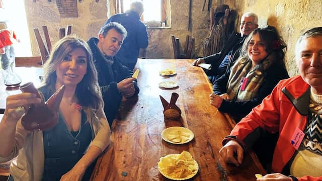 Disfrutando del Porrón de Citas de 2024 - Imagen del Ayto. de Moradillo Grupo de amigos en Moradillo de Roa