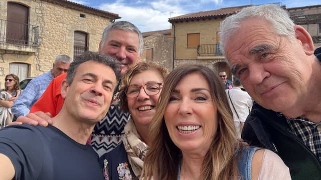 Grupo de amigos surgidos del Porrón de Citas de 2024 - Imagen del Ayto. de Moradillo Grupo de amigos en Moradillo de Roa