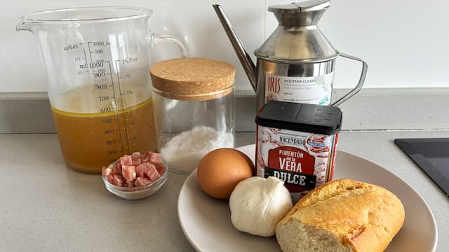 Ingredientes de una sopa de ajo - Destino Castilla y León