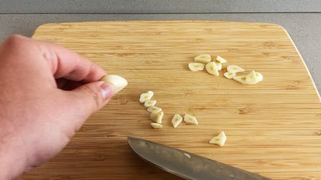Laminar unos dientes de ajo - Destino Castilla y León