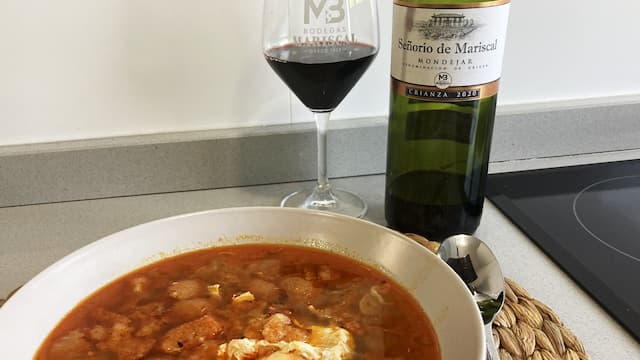 Servir y maridar con un vino tinto con algo de crianza - Destino Castilla y León Servir estas sopas de ajo tradicionales con un vino con crianza