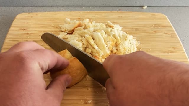 Hacer lascas de pan duro de varios días - Destino Castilla y León