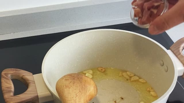 Sofreír tacos de jamón serrano - Destino Castilla y León