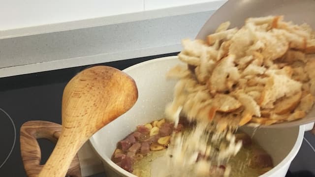 Añadir el pan duro para que absorba la grasa - Destino Castilla y León
