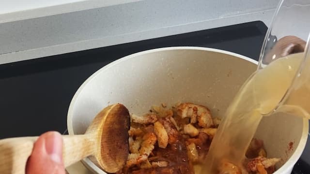 Añadir el caldo de verduras o agua - Destino Castilla y León