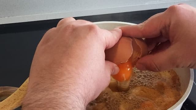 Añadir un huevo y dejar que se haga con el calor de la propia sopa - Destino Castilla y León Añadir un huevo a la sopa de ajo