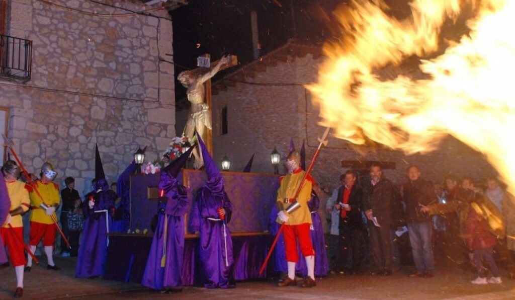 Procesión de Jueves Santo en Sotillo de la Ribera con las tradicionales hogueras