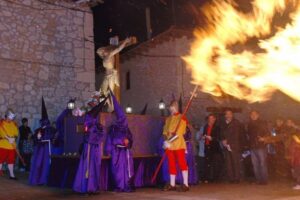 Procesión de Jueves Santo en Sotillo de la Ribera con las tradicionales hogueras
