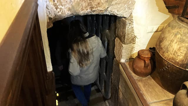 Bajada a la bodega excavada en la montaña - Destino Castilla y León