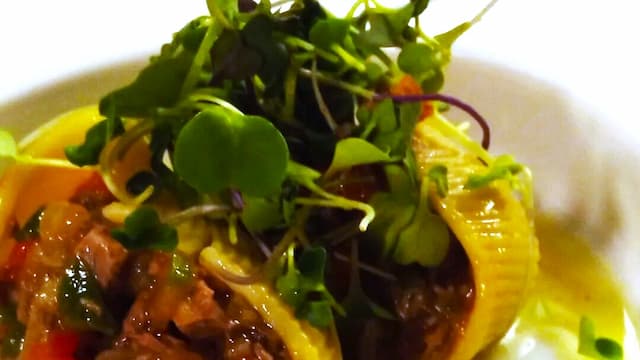 Caracolas de pasta rellena de jarrete de ternera, con una vinagreta al vinagre de Jerez