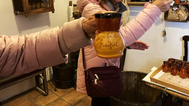 Catando un vino tradicional de la Ribera del Duero en su correspondiente jara de barro - Destino Castilla y León
