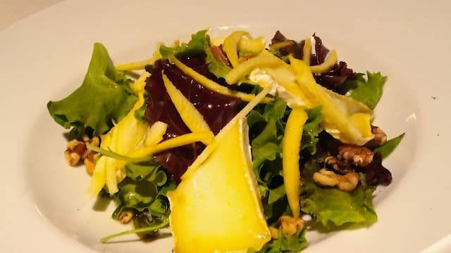 Ensalada de queso de cabra, con su aliño de vinagreta de frutos rojos