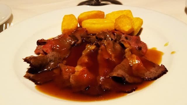 Solomillo de cerdo ibérico con salsa de setas silvestres y reducción de su propia salsa