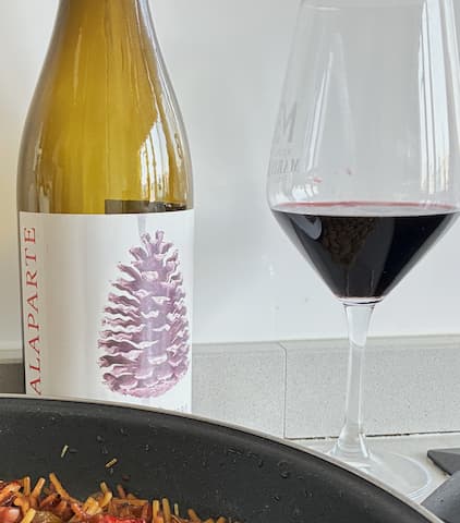 Copa y botella del vino tinto joven Las Lomas - Destino Castilla y León