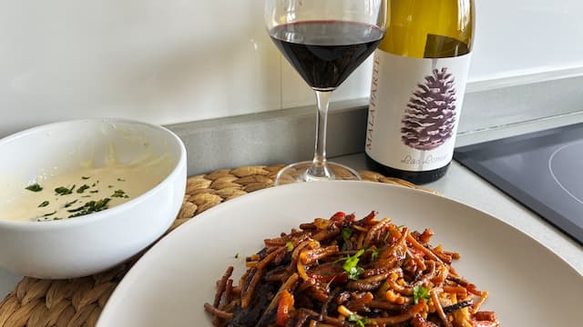 Maridaje del vino tinto Las Lomas con una fideuà - Imagen de La mesa del Conde