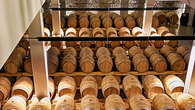 Sala de barricas de Bodegas Comenge - Imagen de la bodega