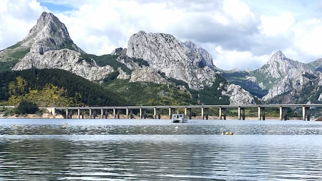Barco crucero del embalse de Riaño llegando - Destino Castilla y León Crucero por el embalse