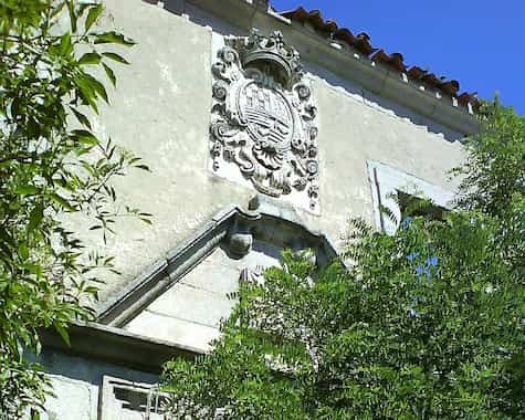 Detalles de un escudo heráldico en la fachada del palacio - Imagen cc Wikipedia