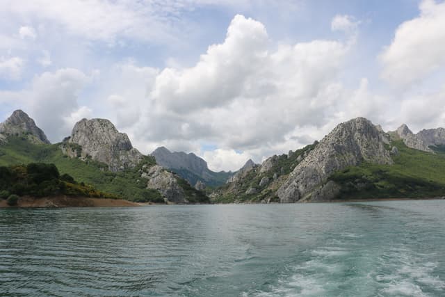 Montañas de Riaño desde el barco - Destino Castilla y León