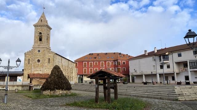 Plaza de Cimadevilla con el chozo, el hórreo y el potro - Destino Castilla y León