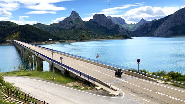 Puente de acceso a Riaño por la carretera N621 - Destino Castilla y León
