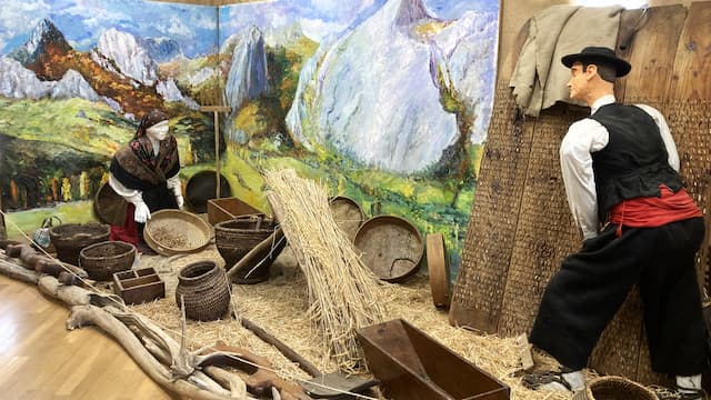 Recreación de la vida laboral del antiguo Riaño en el Museo Etnográfico de Riaño - Destino Castilla y León Vida laboral leonesa de inicios del siglo XX