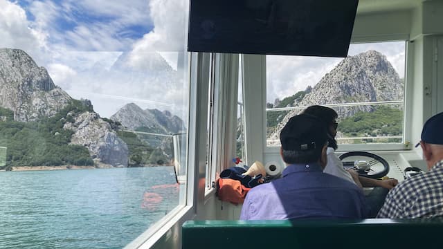 Vista desde el interior del Crucero que recorre el embalse de Riaño - Destino Castilla y León