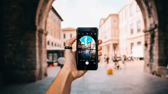 El móvil es una herramienta muy útil en un viaje - Imagen de Hostel World el móvil antes de salir de ruta